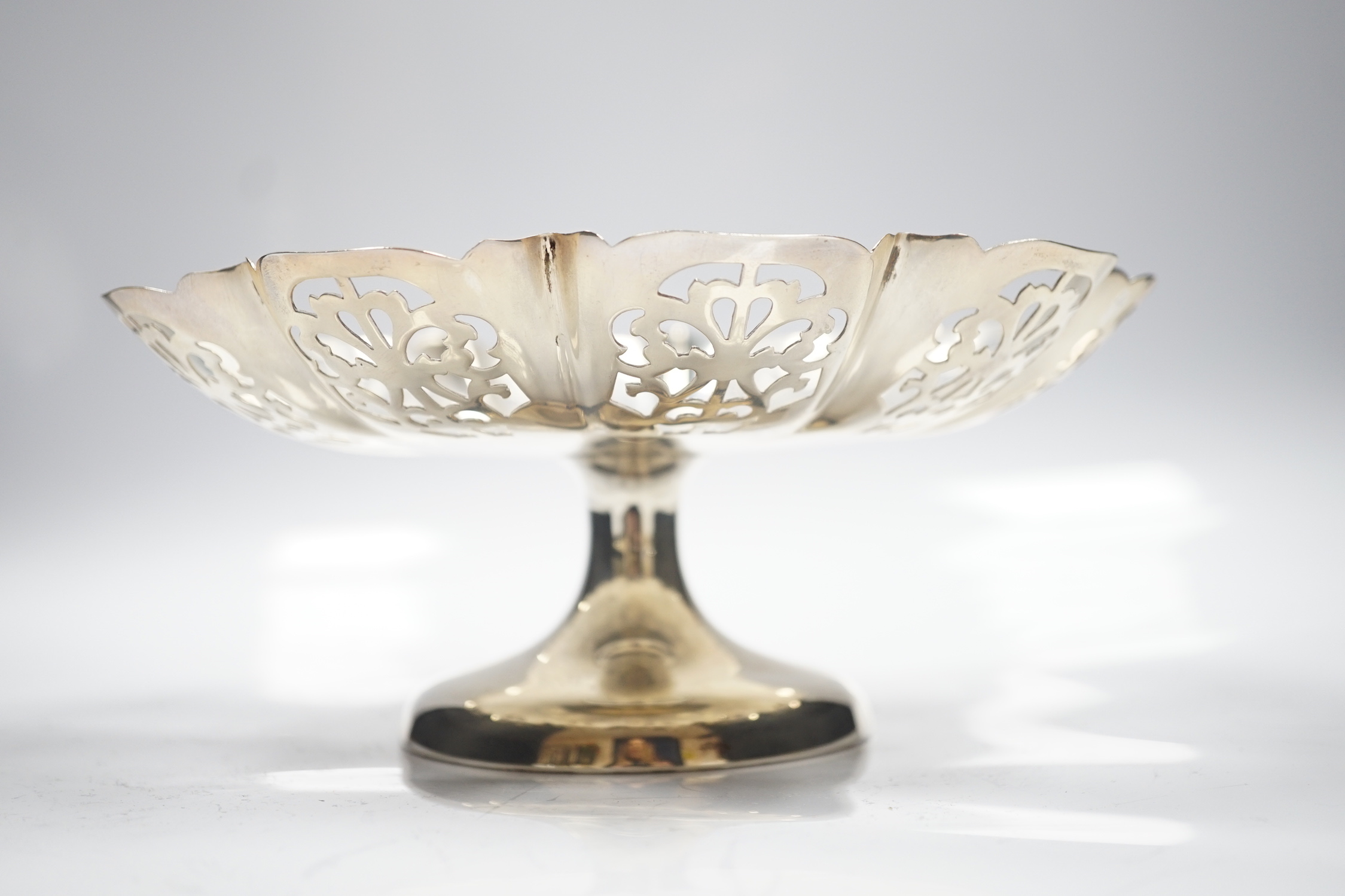 An Elizabeth II pieced silver pedestal dish, Viners Ltd, Sheffield, 1960, 13.2oz.